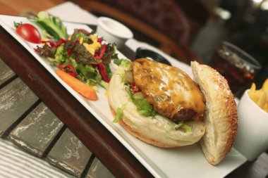 Taze sebzeli ev yapımı hamburger.