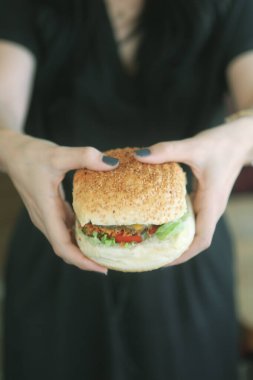 Taze sebzeli ev yapımı hamburger.