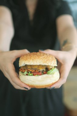 Taze sebzeli ev yapımı hamburger.