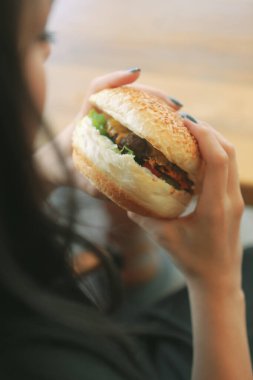 Taze sebzeli ev yapımı hamburger.