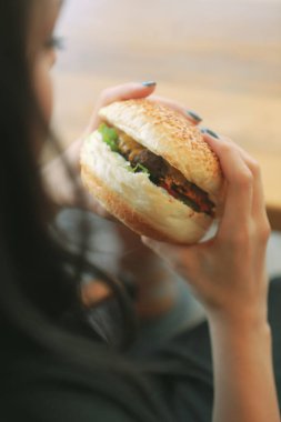 Taze sebzeli ev yapımı hamburger.