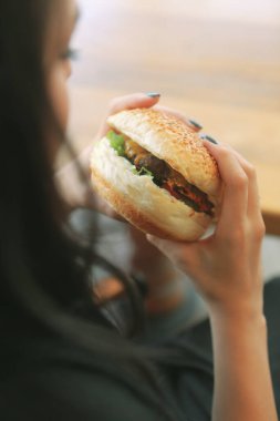 Taze sebzeli ev yapımı hamburger.