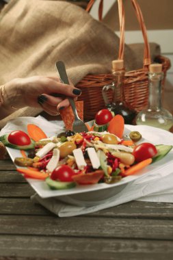 Taze salata tabağı ile karışık yeşillik