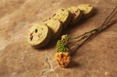 Koyu çikolata parçaları ile tanımlama