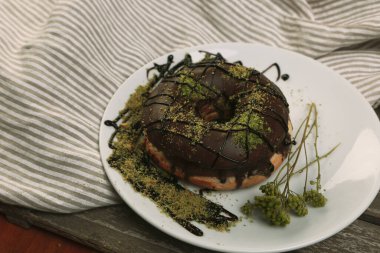 Çikolata soslu ve fıstıklı leziz donut..