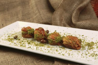 Geleneksel hindistancevizli tatlı baklavası. Ev yapımı fındıklı ve ballı baklava..