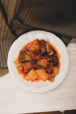 Masanın üzerinde leziz bir balgam çorbası.