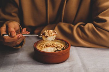 Geleneksel Türk sütlü pudingi.