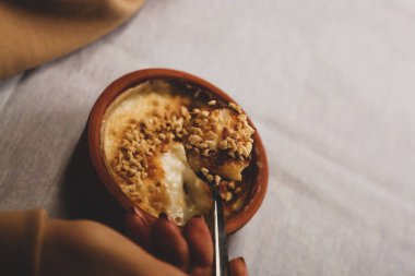 Geleneksel Türk sütlü pudingi.