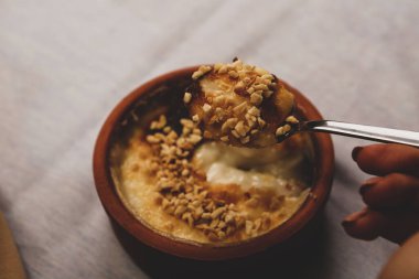 Geleneksel Türk sütlü pudingi.