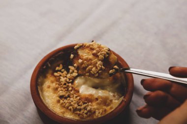 Geleneksel Türk sütlü pudingi.