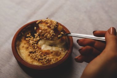 Geleneksel Türk sütlü pudingi.