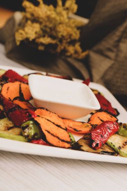 Sağlıklı sebze yemeği, karnabahar ve brokoli.