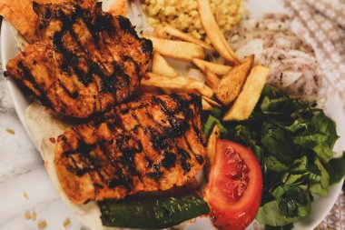 Masada lezzetli tavuk yemeği