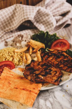 Masada lezzetli tavuk yemeği