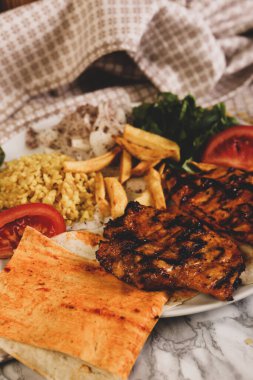 Masada lezzetli tavuk yemeği