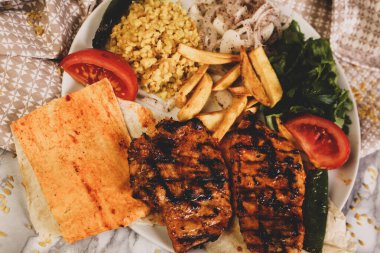 Masada lezzetli tavuk yemeği