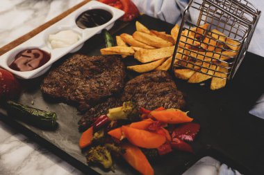 Patates kızartmalı lezzetli köfteler. 