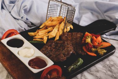 Patates kızartmalı lezzetli köfteler. 