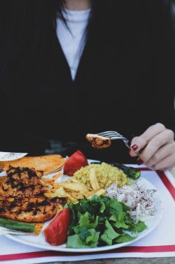 Masada lezzetli tavuk yemeği