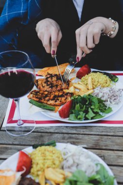Masada lezzetli tavuk yemeği