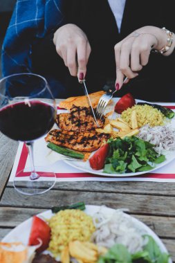 Masada lezzetli tavuk yemeği