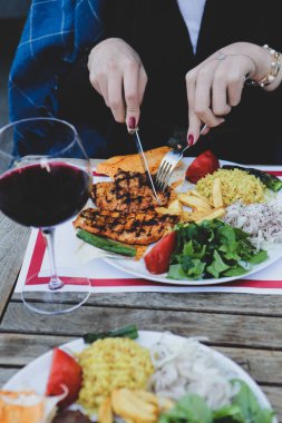 Masada lezzetli tavuk yemeği