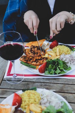 Masada lezzetli tavuk yemeği