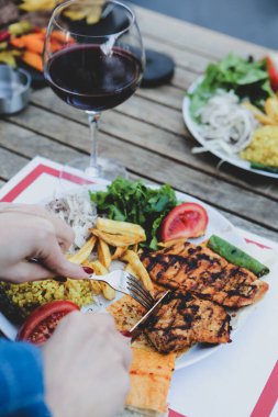 Masada lezzetli tavuk yemeği