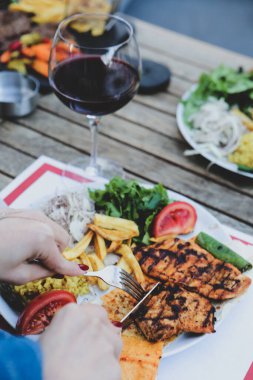 Masada lezzetli tavuk yemeği