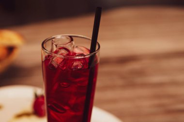 Lokantadaki masada alkol kokteyli.