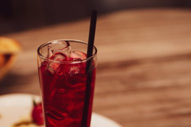 Lokantadaki masada alkol kokteyli.