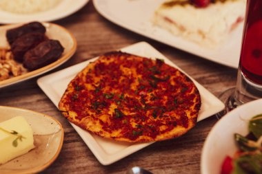  Geleneksel Türk ve Yunan yemek meze masası