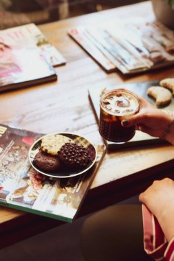 Lezzetli kurabiyeli bir bardak filtre kahve.
