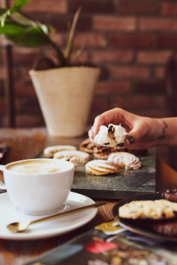 Lezzetli kurabiyeli bir bardak filtre kahve.