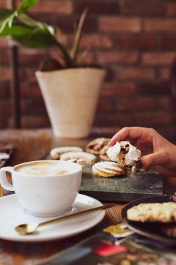 Lezzetli kurabiyeli bir bardak filtre kahve.