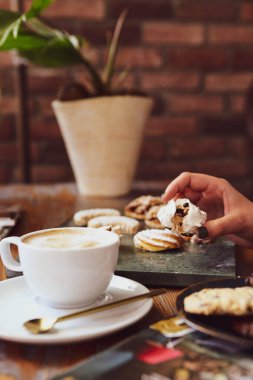 Lezzetli kurabiyeli bir bardak filtre kahve.