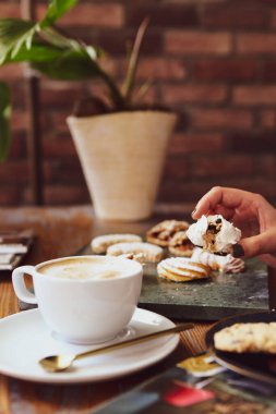 Lezzetli kurabiyeli bir bardak filtre kahve.