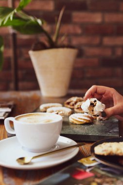 Lezzetli kurabiyeli bir bardak filtre kahve.