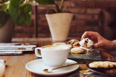 Lezzetli kurabiyeli bir bardak filtre kahve.