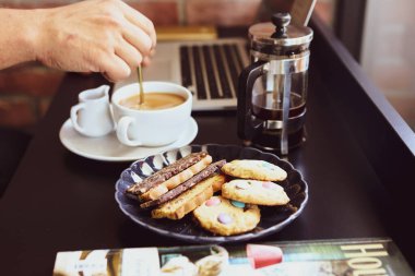 Lezzetli kurabiyeli bir bardak filtre kahve.