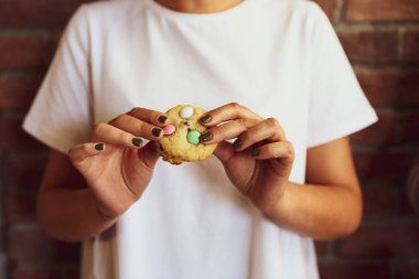 Koyu çikolata parçaları ile tanımlama