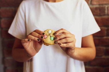 Koyu çikolata parçaları ile tanımlama
