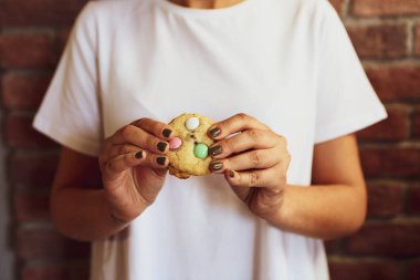 Koyu çikolata parçaları ile tanımlama