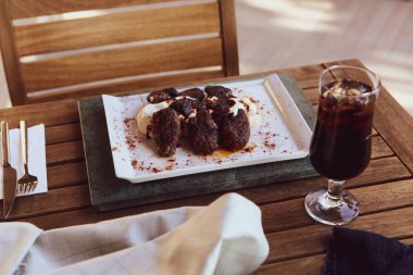 Patates kızartmalı lezzetli köfteler. 