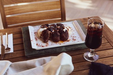 Patates kızartmalı lezzetli köfteler. 