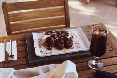 Patates kızartmalı lezzetli köfteler. 