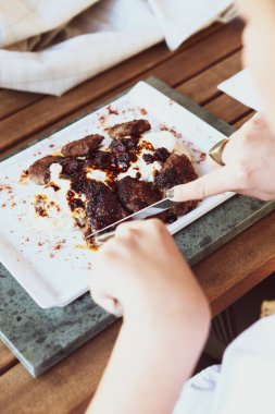 Patates kızartmalı lezzetli köfteler. 