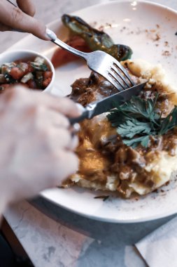 Masada lezzetli tavuk yemeği