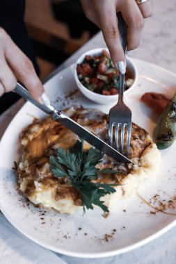 Masada lezzetli tavuk yemeği